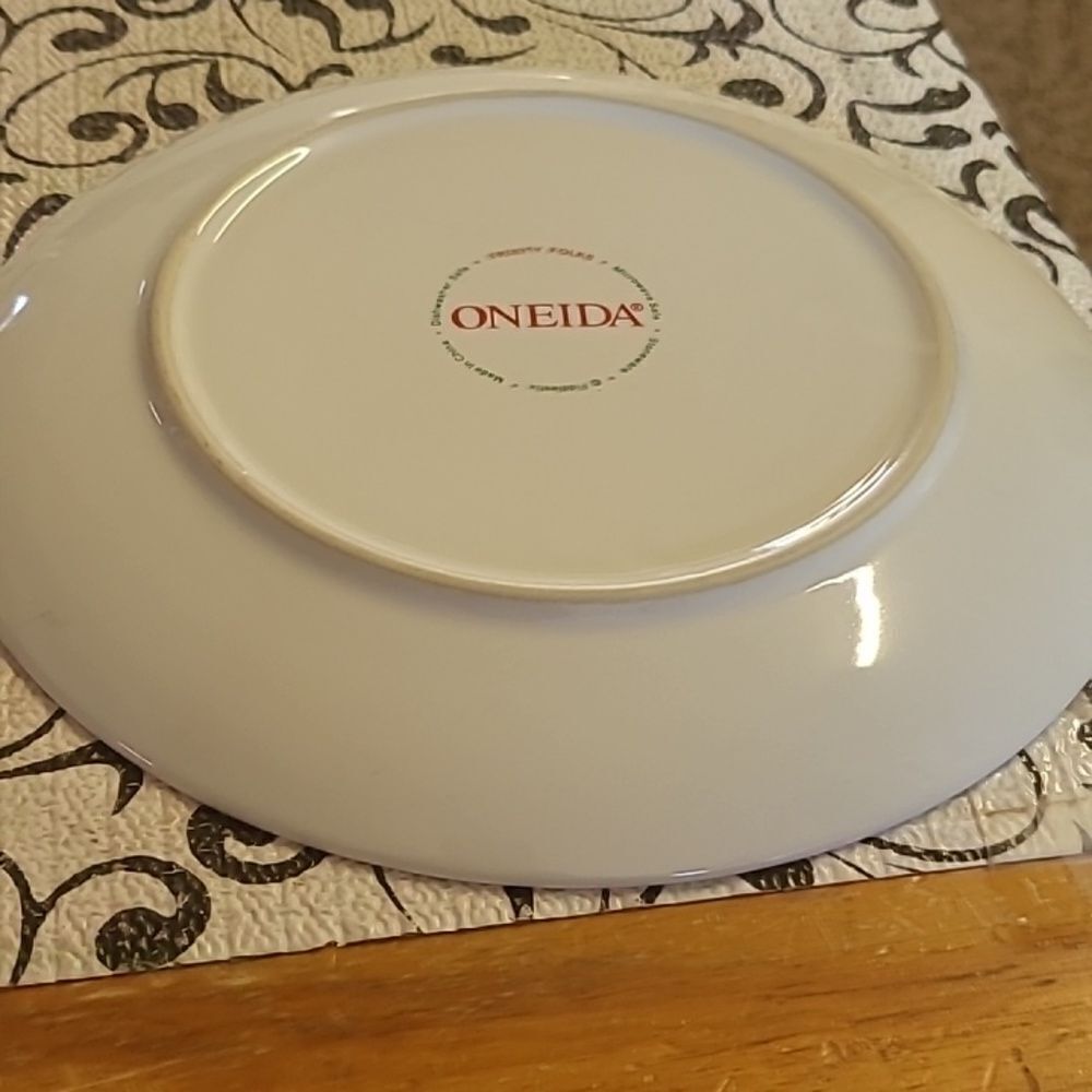 Oneida Frosty Friends Plates - Picture 9 of 11